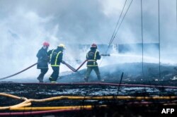 Los bomberos se esfuerzan por extinguir el incendio en base de tanqueros de Matanzas