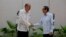 Canciller cubano Bruno Rodríguez, der., recibe a su contraparte de Colombia, Álvaro Leyva, en La Habana, el jueves 11 de agosto de 2022.
