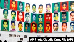 Retratos de los 43 desaparecidos, en una obra del artista chino Ai Weiwei. Foto Archivo.