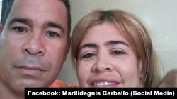 El pastor cubano Lorenzo Rosales Fajardo junto a su esposa Marilidegnis Carballo.