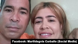 El pastor cubano Lorenzo Rosales Fajardo junto a su esposa, Marilidegnis Carballo.