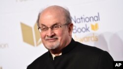 Salman Rushdie asiste a la 68va edición de los Premios Nacionales del Libro, el 15 de noviembre de 2017, en Nueva York. (Evan Agostini/Invision/AP/Archivo)