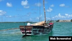 Embarcación interceptada a una milla al sur de Alligator Reef, Florida, el 21 de agosto de 2022. Las personas a bordo fueron repatriadas a Cuba. (Foto: USCG)