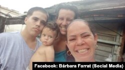 Cambian medida a favor de Jonathan Torres Farrat. En la foto su familia, incluyendo al hijo del joven. Tomado de facebook.com/barbara.farratguillen