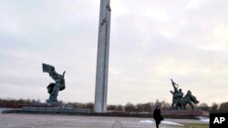 El Monumento a los Libertadores de la Letonia Soviética y Riga de los invasores fascistas alemanes, en Riga, Letonia. (AP/Roman Koksarov)