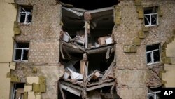 Un edificio de apartamentos está reducido a escombros tras un bombardeo ruso en Bakhmut, en el este de Ucrania, el sábado, 28 de mayo de 2022. (AP/Francisco Seco)