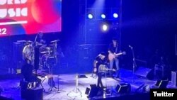Carlos Varela en el concierto en la Ciudad Deportiva. (Foto: Twitter)