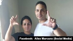 El preso político, Ángel Jesús Véliz Marcano, y su madre, Ailex Marcano. 