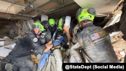 Los equipos estadounidenses de búsqueda y rescate en acción en Venezuela, salvando vidas rescatadas de entre los escombros.