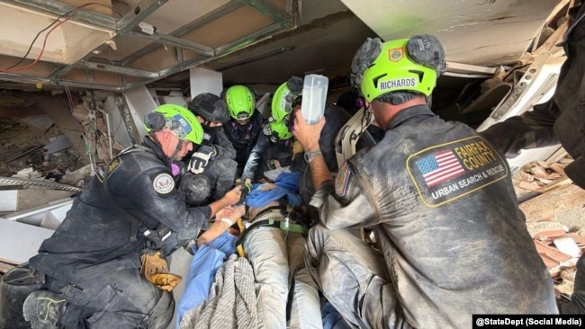 Los equipos estadounidenses de búsqueda y rescate en acción en Venezuela, salvando vidas rescatadas de entre los escombros.