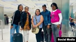 El pastor Alain Toledano con su familia y (centro) la miembro del personal de OAA Sumaya Dávila, en el Aeropuerto Internacional de Miami. (Foto: Facebook/OAA)
