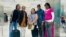 El pastor Alain Toledano con su familia y (centro) la miembro del personal de OAA Sumaya Dávila, en el Aeropuerto Internacional de Miami. (Foto: Facebook/OAA)