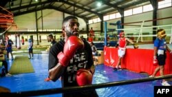 El boxeador cubano Andy Cruz entrena en La Habana, en abril de 2022. (Photo by YAMIL LAGE / AFP)