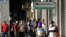 Cubanos hacen cola frente a un banco en La Habana. (YAMIL LAGE / AFP)
