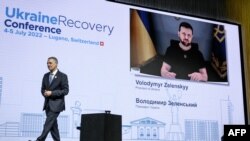 Volodimir Zelenskyy interviene en la conferencia de reconstrucción de Ucrania.
