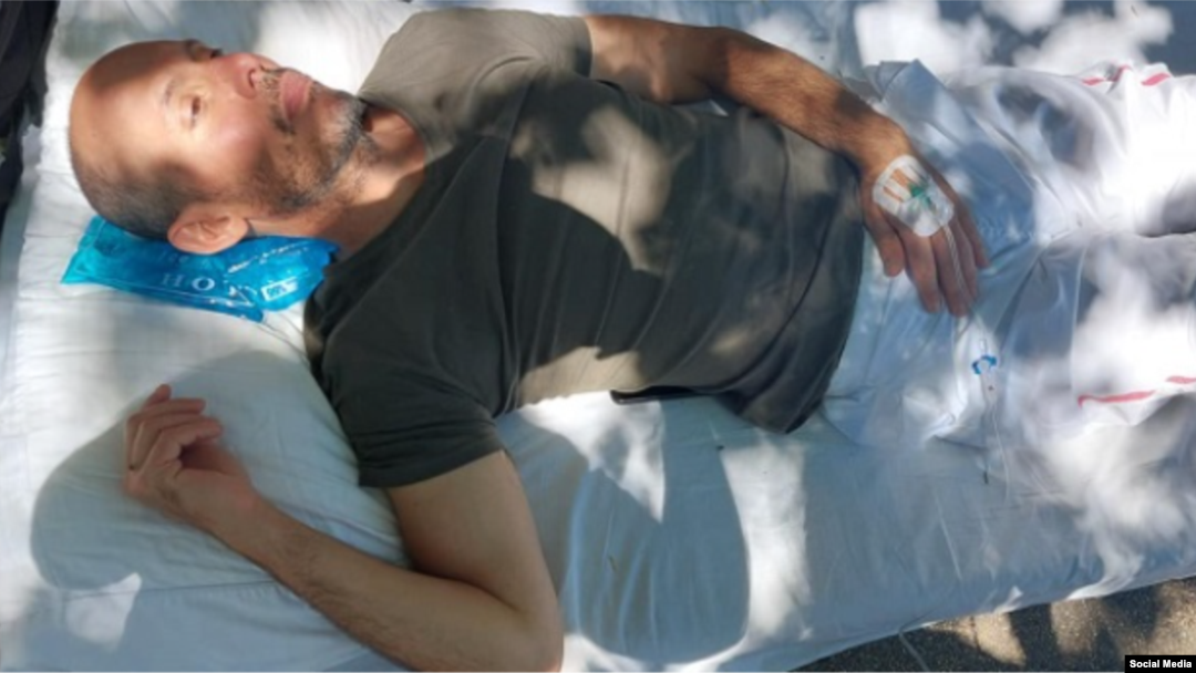 El biólogo Ariel Ruiz Urquiola en el onceno día de huelga frente a la ONU, en la ciudad de Ginebra, el 14 de julio de 2022.