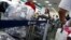 Cubanos residentes en EEUU cargados de equipaje hacen fila en el Aeropuerto Internacional de Miami para viajar a la isla. REUTERS/Carlos Barria/Archivo