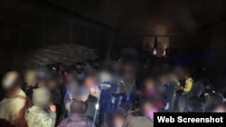 Grupo de 225 personas de Centro y Sudamérica ocultas en una bodega en Edomex. (Foto: INM)