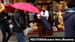 Una tienda en Madrid. Una de las medidas que más polémica ha generado es el apagado de las luces de las vidrieras a las diez de la noche.