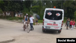 Ambulancia que trasladaba al hospital al joven Andy Agüero. (Foto: Facebook)