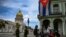 Oficiales de policía caminan cerca del Capitolio, sede de la Asamblea Nacional, en La Habana. (YAMIL LAGE / AFP)