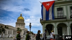 Oficiales de policía caminan cerca del Capitolio, sede de la Asamblea Nacional, en La Habana. (Yamil Lage/AFP/Archivo)