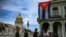 Oficiales de policía caminan cerca del Capitolio, sede de la Asamblea Nacional, en La Habana. (Yamil Lage/AFP/Archivo)