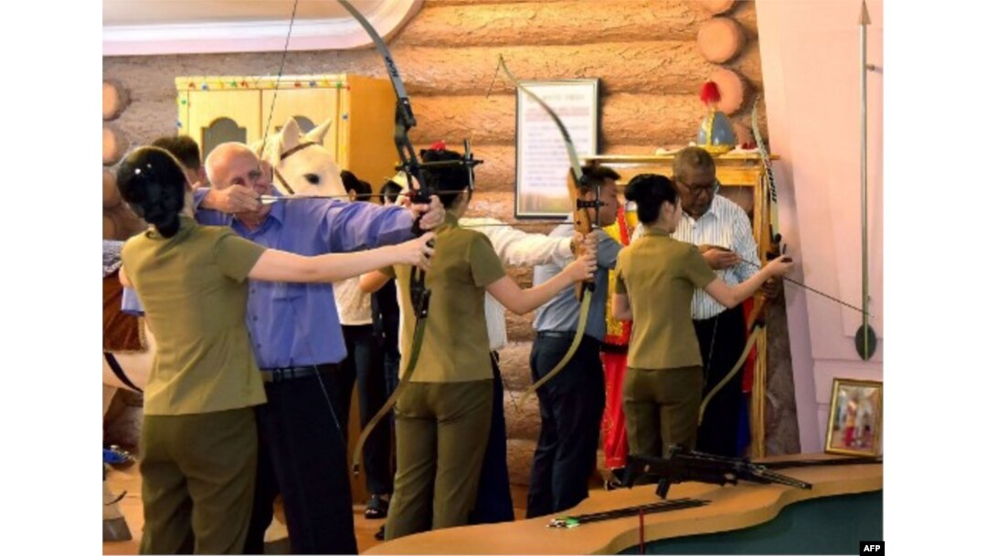 Diplomáticos cubanos practican con armas en Corea del Norte. AFP PHOTO/KCNA VIA KNS