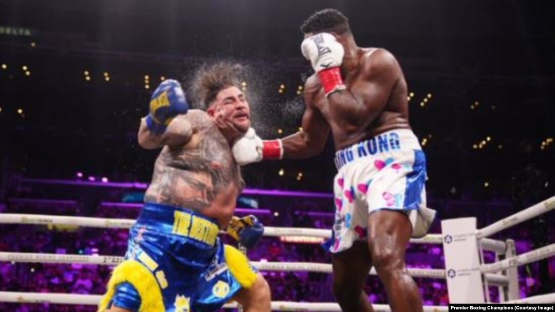 Luis "King Kong" Ortiz coloca un fuerte golpe en su combate con Andy Ruiz, en Los Angeles, en la madrugada del 5 de septiembre de 2022, pero no logra la victoria. (Twitter de Premier Boxing Champions).