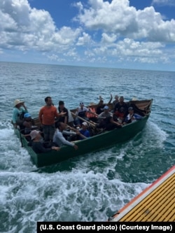 El bote improvisado por cubanos y detectado el domingo 28 de agosto de 2022, aproximadamente a 1 milla al sur de Sugarloaf Key.
