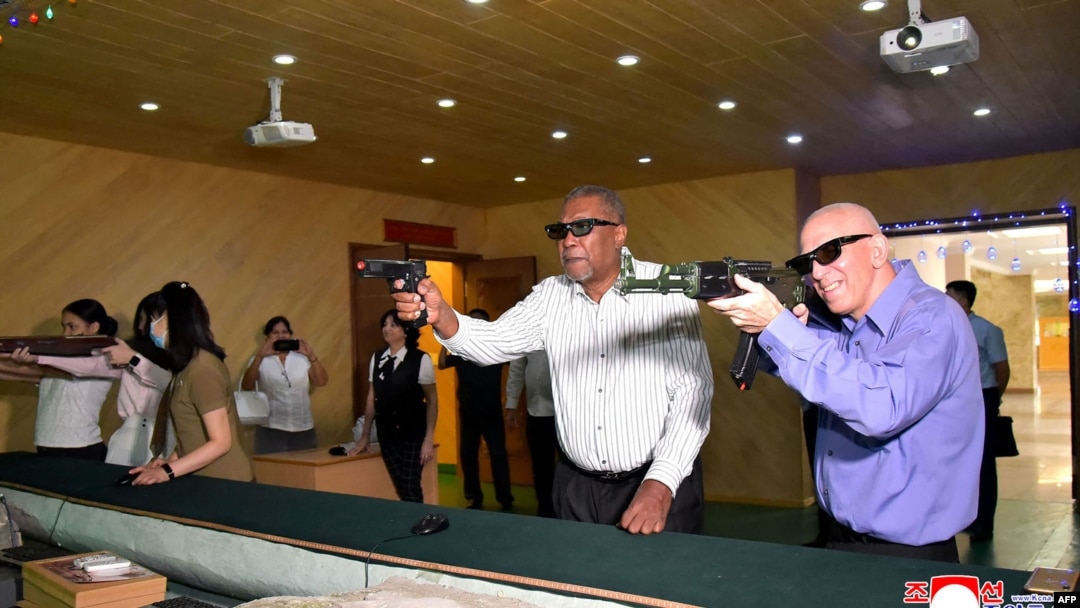 Diplomáticos cubanos visitando el Mary Shooting Hall en Pyongyang. STR / AFP / KCNA VIA KNS.