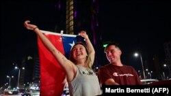 Chilenos celebrando el 4 de septiembre de 2022 el NO a la propuesta de nueva Constitución. (AFP/Martín Bernetti).