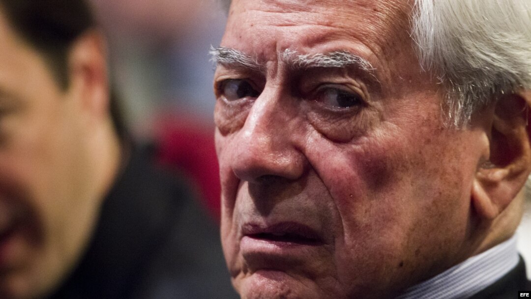 Panel del foto sobre democracia y libertad en Caracas, donde participa Vargas Llosa.