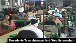 Las operarias del taller textil de Camajuaní durante la pandemia confeccionaron hasta 700 mascarillas diariamente.