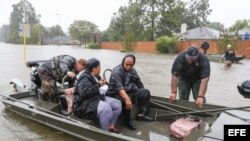 Varias personas son rescatadas de su barrio inundado por el huracán Harvey en Houston, Texas.