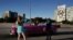 Turistas se toman fotos en la Plaza de la Revolución, en la Habana. (REUTERS/Alexandre Meneghini)