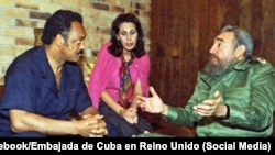 El reverendo Jesse Jackson conversa con el dictador Fidel Castro, en La Habana, Cuba, adonde viajó en múltiples ocasiones.