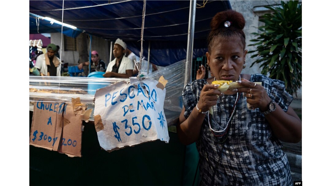 Los precios de un puesto de comida en Santiago de Cuba, el 26 de julio de 2023. Photo by Yamil LAGE / AFP