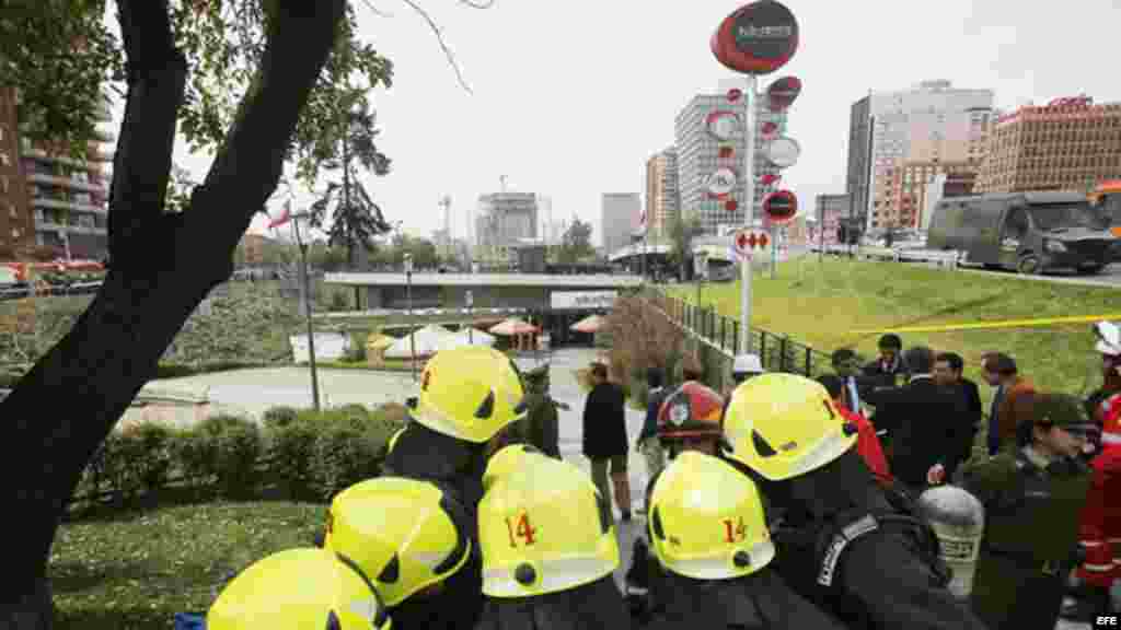 Policías, bomberos y paramédicos en la estación del metro Escuela Militar