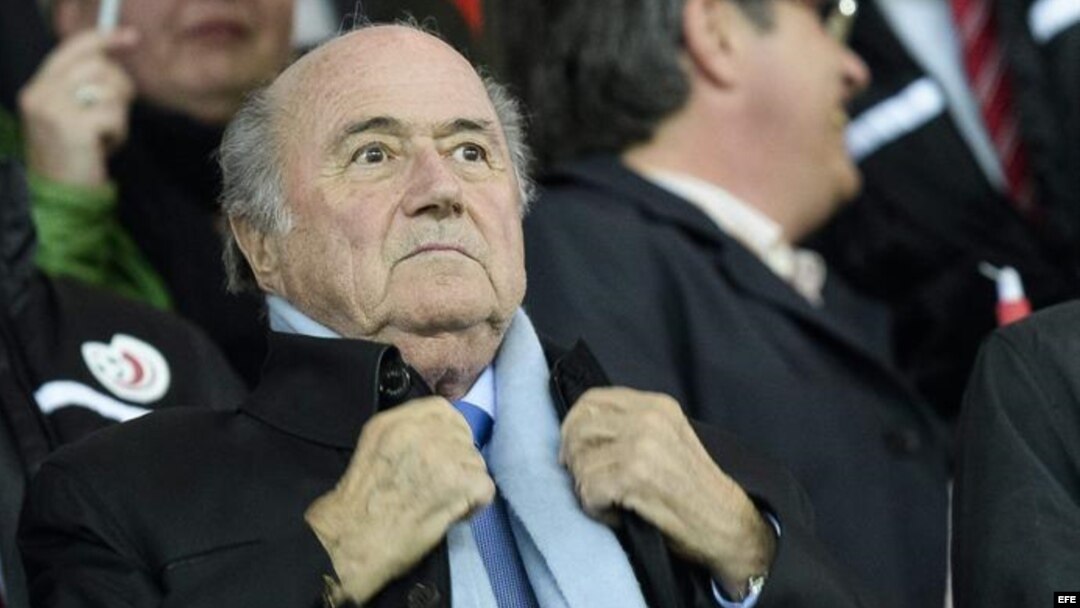 Joseph Blatter, presidente de la FIFA, asiste a un partido de clasificación para Brasil 2014 entre Suiza y Eslovenia en el estadio Stade de Suisse en Berna (Suiza).