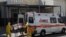 Personal médico traslada el miércoles a un paciente sospechoso de contagio con el COVID-19 en el Hospital General de Ciudad Juárez, en México (Herika Martínez/AFP).