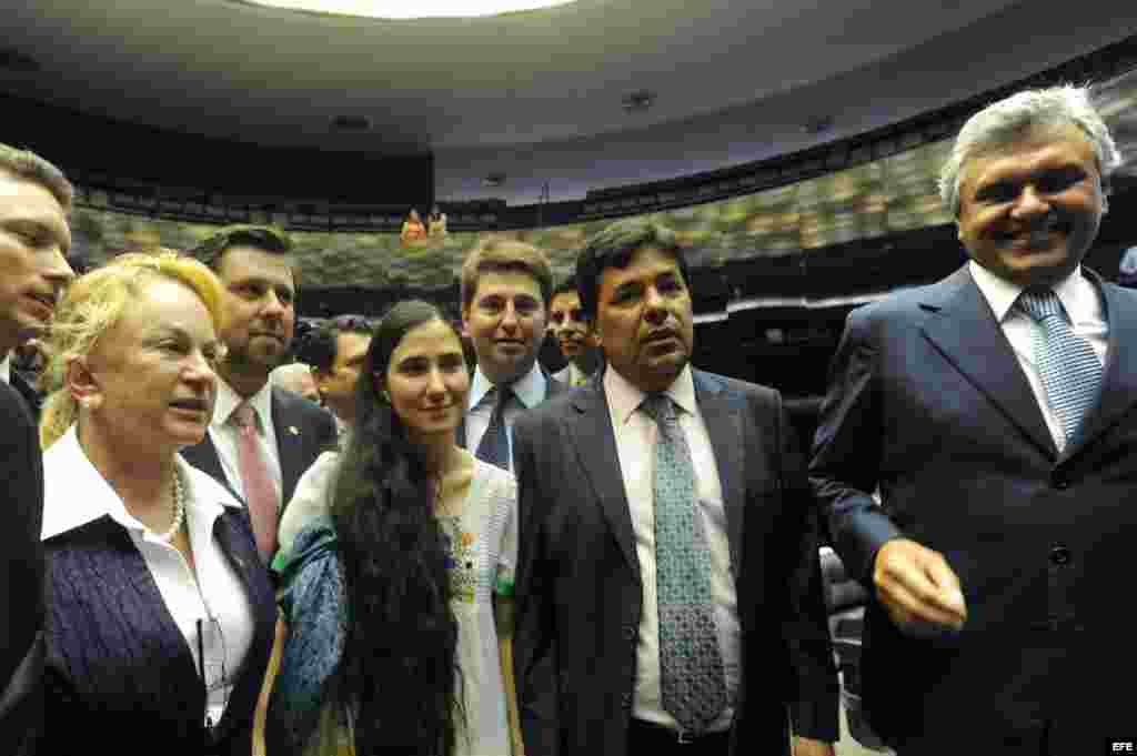 La disidente cubana Yoani S&aacute;nchez llega hoy, mi&eacute;rcoles 20 de febrero de 2013, a la sede de la C&aacute;mara de Diputados, en Brasilia (Brasil).