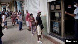 Una cola para cambiar moneda el miércoles en un establecimiento de La Habana (Alexandre Meneghini/Reuters).