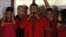 La Unión Europea (UE) felicitó hoy al presidente de Venezuela, Hugo Chávez, por su reelección, al tiempo que le pidió que en su nuevo mandato trabaje en el refuerzo de las instituciones del país y promueva las libertades fundamentales. 