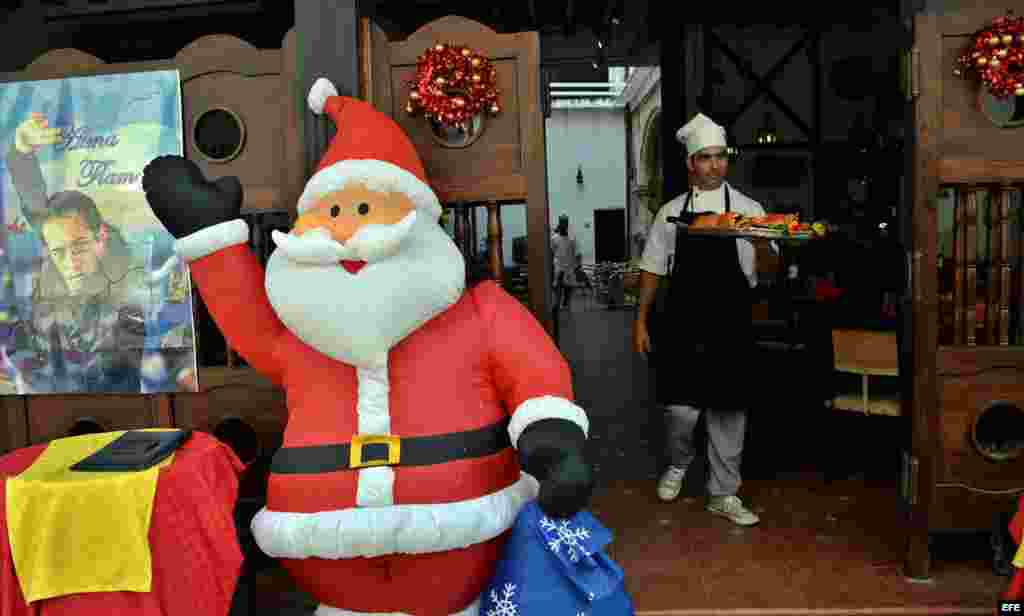 Al final de un año que marcó un hito en la historia reciente de la isla, los cubanos celebran las fiestas navideñas sin grandes festejos. EFE