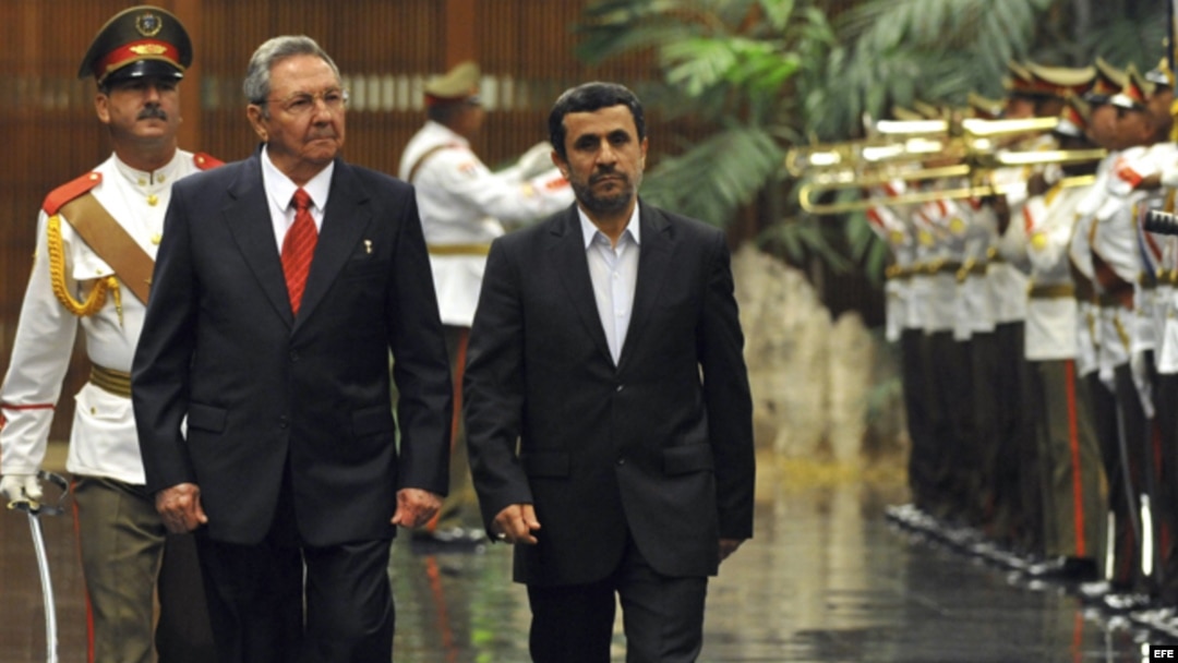 El gobernante Raúl Castro recibe al presidente iraní, Mahmoud Ahmadinejad, en La Habana en enero del año pasado.