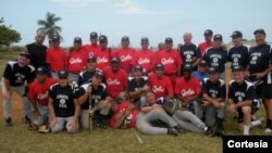Los jugadores cubanos posan junto a sus rivales estadounidenses (Foto cortesía de: The Friendship Games).