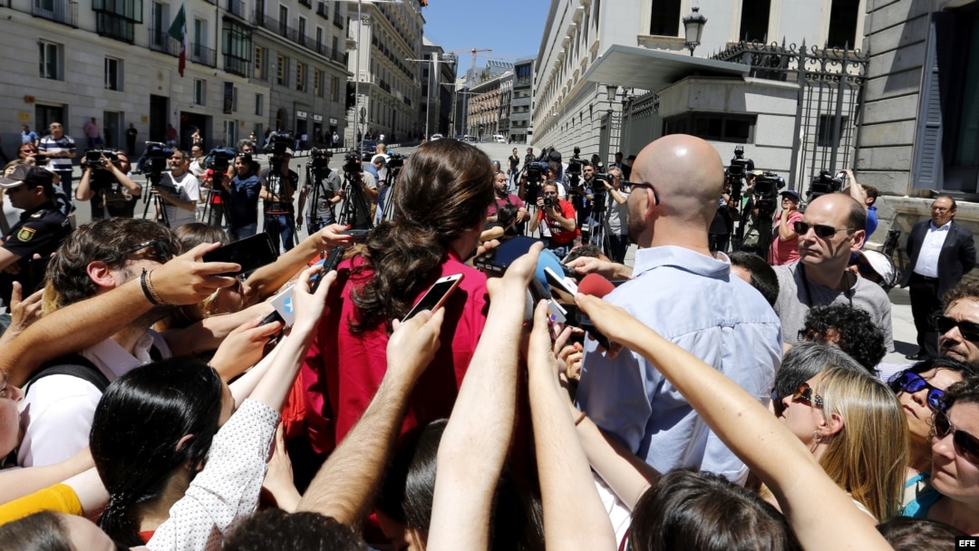 El candidato de Unidos Podemos a la Presidencia del Gobierno, Pablo Iglesias, hace declaraciones frente al edificio del Congreso de los Diputados.