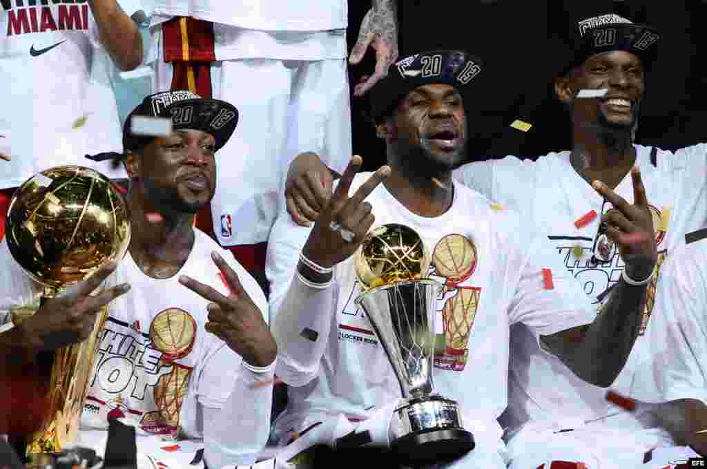 Los jugadores Dwyane Wade (d), LeBron James (c) y Chris Bosh (d) de los Heat celebran su victoria ante los Spurs. 