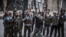 Varios miembros del ejército rebelde  ostrando sus armas y gritando consignas en contra del régimen del presidente sirio, Bachar al Asad en la ciudad de Alepo, Siria. 